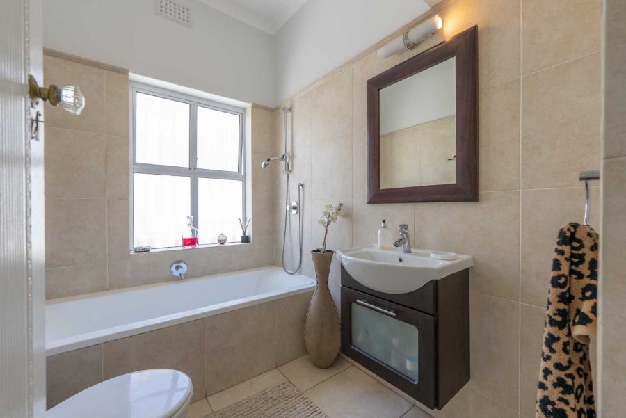 5 Bedroom Property for Sale in Green Point Western Cape